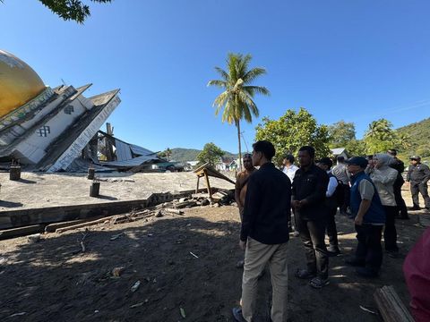 Wakil Presiden (Wapres) Gibran Rakabuming Raka meninjau masjid yang runtuh akibat gempa bumi  yang mengguncang Kampung Waso, Manggarai Timur, NTT. (Dok. Sekretariat Wakil Presiden RI)