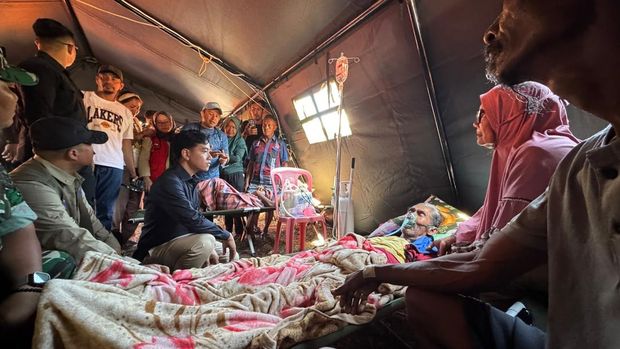 Wakil Presiden (Wapres) Gibran Rakabuming Raka meninjau posko pengungsian dari korban gempa bumi  yang mengguncang Kampung Waso, Manggarai Timur, NTT. (Dok. Sekretariat Wakil Presiden RI)