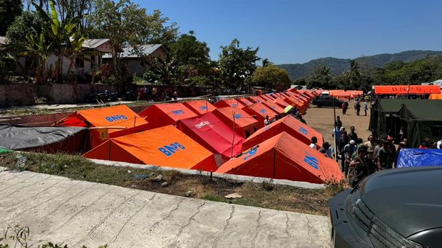 Wakil Presiden (Wapres) Gibran Rakabuming Raka meninjau posko pengungsian dari korban gempa bumi  yang mengguncang Kampung Waso, Manggarai Timur, NTT. (Dok. Sekretariat Wakil Presiden RI)