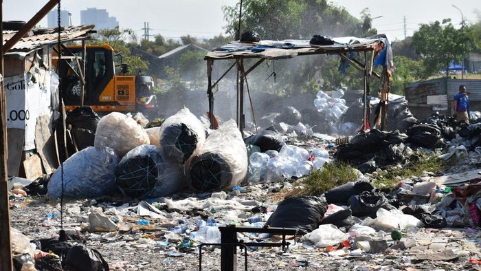 Walkot Eri marah saat sidak pemilahan sampah ilegal di Surabaya