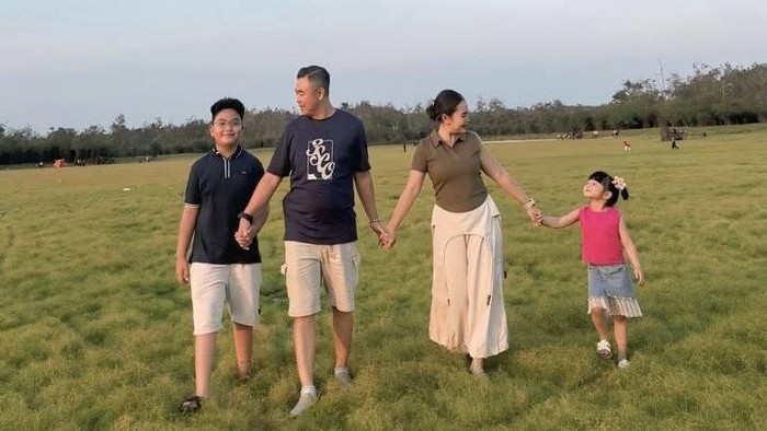 Warga berwisata ke danau di Manis Mata, Kalimantan Barat, yang mengering saat kemarau.