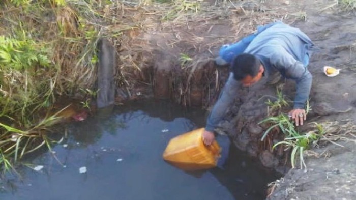 Warga di Kayong Utara mengambil air parit untuk kebutuhan sehari-hari karena kekeringan. (dok Istimewa)