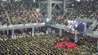 Dari total 10.329 lulusan, sebanyak 4.141 orang meraih predikat cum laude dan 421 summa cum laude. Foto: Cicin Yulianti/detikcom