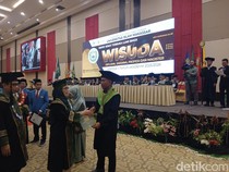 Momen Haru Wisudawan Asal NTT Batal Didampingi Ortu Akibat Gempa
