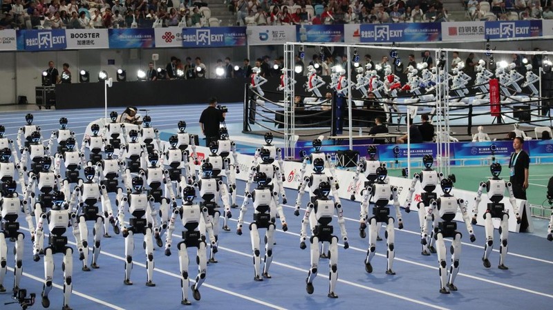 Ratusan robot humanoid beraksi dalam pembukaan World Humanoid Robot Games (WHRG) 2026 di National Speed Skating Oval, Beijing, China, Sabtu (22/8/2026).