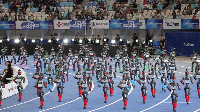 Ratusan robot humanoid beraksi dalam pembukaan World Humanoid Robot Games (WHRG) 2026 di National Speed Skating Oval, Beijing, China, Sabtu (22/8/2026).
