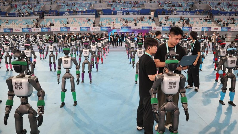 Ratusan robot humanoid beraksi dalam pembukaan World Humanoid Robot Games (WHRG) 2026 di National Speed Skating Oval, Beijing, China, Sabtu (22/8/2026).