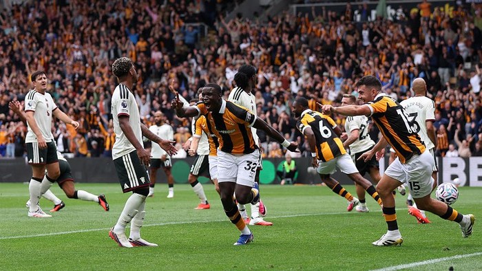 HULL, ENGLAND - AUGUST 22: Nobel Mendy of Hull City celebrates scoring his teams second goal during the Premier League 2026/27 match between Hull City and Manchester United at MKM Stadium on August 22, 2026 in Hull, England. (Photo by George Wood/Getty Images)