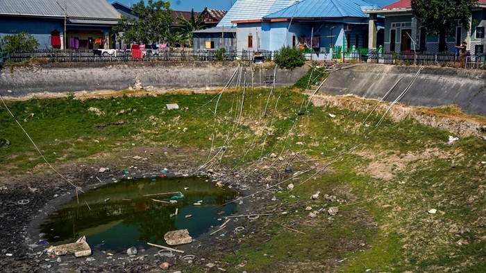 Warga menjemur di pinggir sumur tadah hujan yang menyusut akibat kemarau di Kecamatan Bontoa, Kabupaten Maros, Sulawesi Selatan, Sabtu (22/8/2026). Sebanyak 6.738 kepala keluarga (KK) di delapan kecamatan di Kabupaten Maros terdampak kekeringan sehingga warga memanfaatkan sumur tadah hujan yang telah keruh maupun membeli air dengan harga Rp40 ribu hingga Rp250 ribu per 1.000 liter untuk memenuhi kebutuhan mandi, mencuci, dan memasak. ANTARA FOTO/Hasrul Said/agr