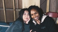 Agnez Mo membagikan momen hangat dan akrab bersama sesama jajaran pemain, Sydelle Noel. Latihan. Syuting. Latihan. Makan kue dari @sydellio. Ulangi, tulisnya dilihat di Instagram, Minggu (23/8/2026). (Foto: Instagram @agnezmo)