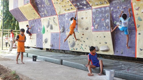 Anak-anak mengikuti sosialisasi dan pemanduan bakat panjat tebing di Lapangan Wall Climbing FPTI Buleleng, GOR Bhuwana Patra, Sabtu (22/8/2026). (Dok. KONI Buleleng)