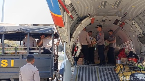 Bantuan logistik Kapolri Jenderal Listyo Sigit Prabowo untuk warga terdampak gempa bumi Flores tiba di Bandara Internasional Komodo, Labuan Bajo, Manggarai Barat, NTT, Sabtu (22/8/2026) (Dok. Ambrosius Ardin)