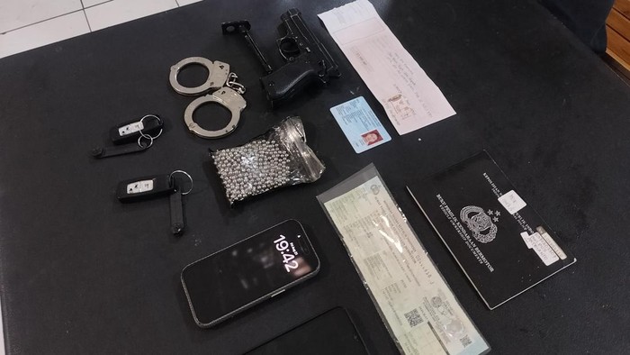 Barang bukti yang diamankan polisi dari kasus pemerasan di Malang
