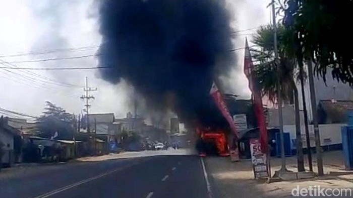 Bus Eka ludes terbakar di Raya Madiun-Surabaya