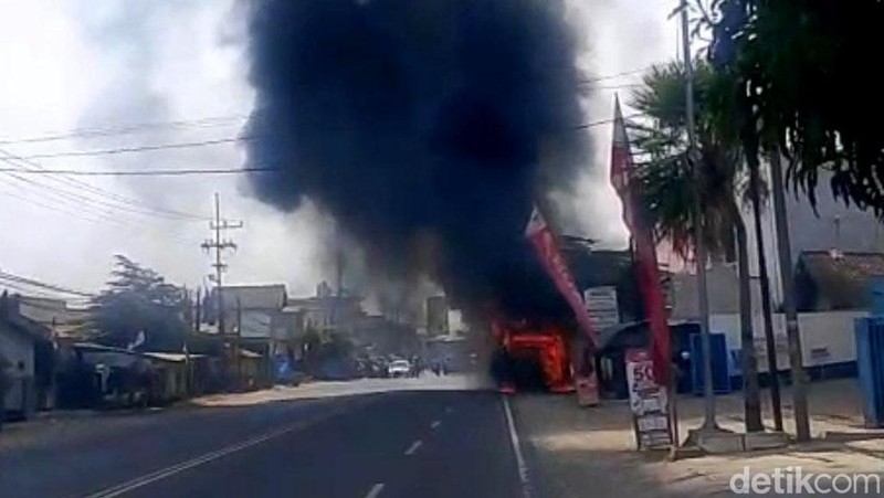 Bus Eka ludes terbakar di Raya Madiun-Surabaya