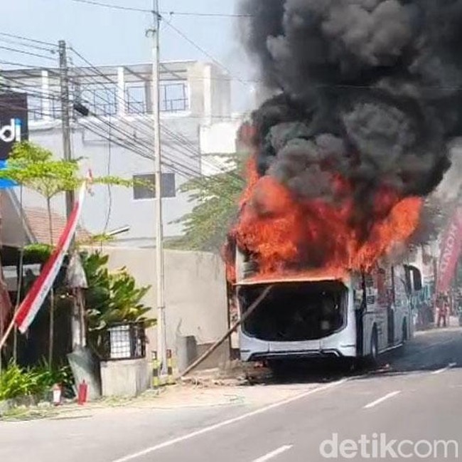 Kebakaran Bus Eka di Madiun