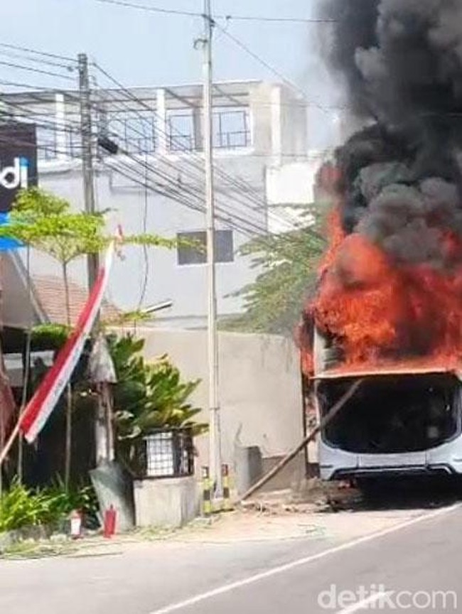 Kebakaran Bus Eka di Madiun