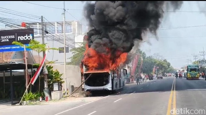 Bus Eka terbakar di Madiun