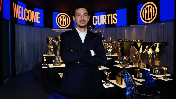 Inter Milan resmi mengumumkan transfer Curtis Jones dari Liverpool. Nerazzurri memberinya kontrak berdurasi 5 tahun.