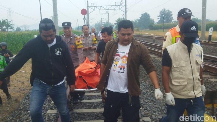 Evakuasi mayat wanita di perlintasan Srowot, Klaten, Sabtu (22/8/2026) pagi.