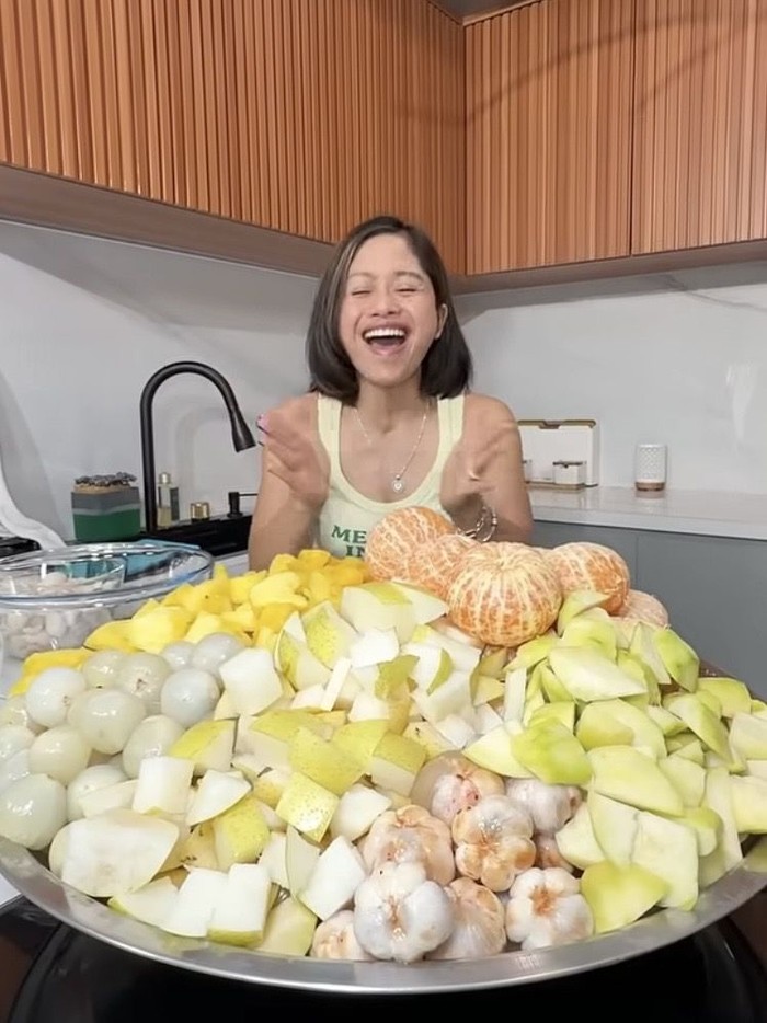 Farida Nurhan bikin asinan buah