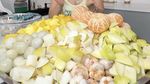Farida Nurhan Racik Asinan Buah Unik, Campurkan Nanas dan Kedondong