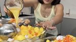 Farida Nurhan Racik Asinan Buah Unik, Campurkan Nanas dan Kedondong
