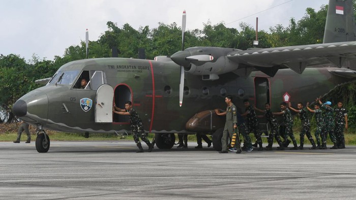 Personel TNI AU memasukkan garam untuk operasi modifikasi cuaca ke dalam pesawat Casa NC-212  di Pangkalan TNI AU Dhomber, Balikpapan, Kalimantan Timur, Sabtu (22/8/2026). Otorita IKN bekerja sama dengan TNI AU, BMKG, BPBD serta sejumlah instansi terkait melakukan Operasi Modifikasi Cuaca (OMC) di wilayah Kaltim dan IKN dengan menaburkan material natrium klorida (NaCl) atau garam ke dalam awan untuk memicu turunya hujan sebagai upaya pencegahan karhutla dan kekeringan yang sedang terjadi. ANTARA FOTO/Angga Palguna/YU
