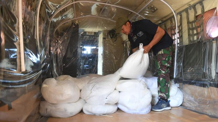 Potret Garam Disemai di Langit Kaltim untuk Picu Hujan