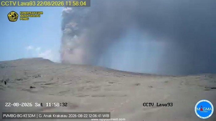Gunung Anak Krakatau di Selat Sunda kembali erupsi pada Sabtu (22/8/2026).