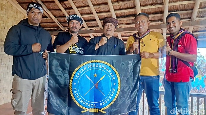 Ikatan Persaudaraan Flobamorata NTT - Pasundan (IPFP) memberikan bantuan moral dan materil terhadap korban terdampak kebakaran di Kampung Adat Ciptamulya, Kab Sukabumi