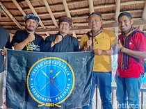Uluran Tangan Warga Flobamorata NTT untuk Kampung Adat Ciptamulya