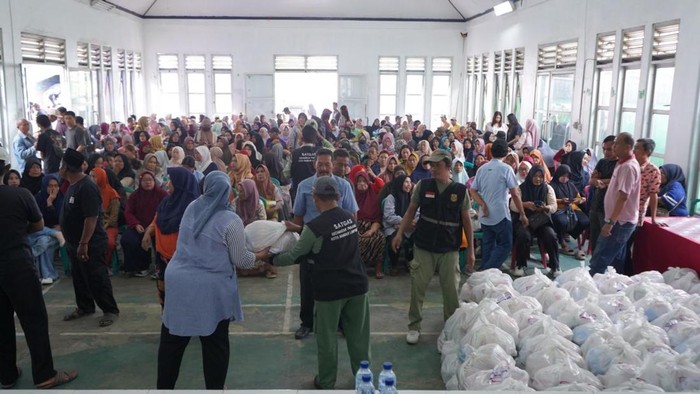 Melalui gerakan Warga Peduli Warga, Jaringan aktivis 98 Resolution Network bersama Yayasan Bina Insan Mulia Madani menyalurkan sembako di wilayah Lampung, Sabtu (22/8/2026).