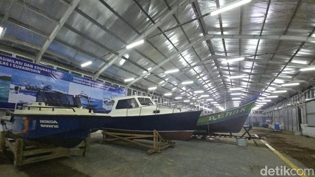 Jauh dari laut, kegiatan napi di Lapas Sukamiskin justru membuat speedboat. (Audrey/detikcom).