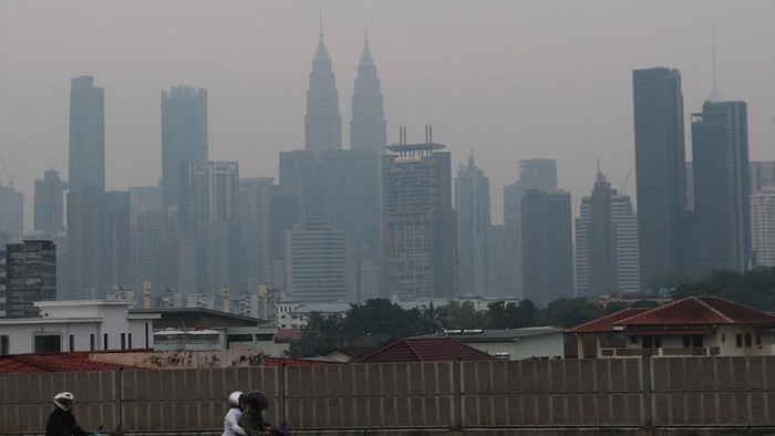 Pemandangan Kuala Lumpur yang diselimuti kabut asap, pada 11 Agustus 2026. (EPA)