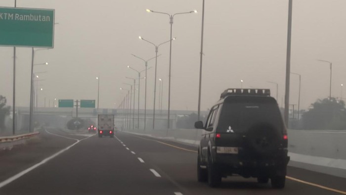 Kabut asap terlihat di akses Tol Palindra.