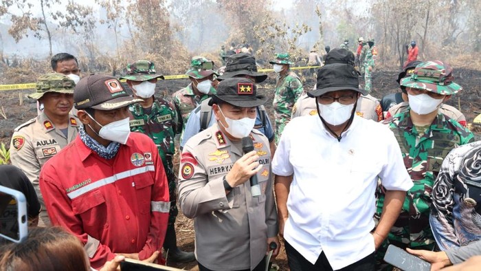 Kapolda Riau Irjen Pol Herry Heryawan memperkenalkan Dashboard Green Policing pemantau karhutla hingga penyerapan karbon di sela kunjungan Menteri LH Jumhur Hidayat dan Prof Bambang Hero, Sabtu (22/8/2026).