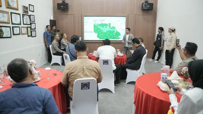 Kapolda Riau Irjen Pol Herry Heryawan memperkenalkan Dashboard Green Policing pemantau karhutla hingga penyerapan karbon di sela kunjungan Menteri LH Jumhur Hidayat dan Prof Bambang Hero, Sabtu (22/8/2026).