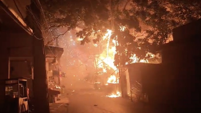 Kebakaran melanda pabrik mebel di Kalideres, Jakarta Barat. 23 unit damkar dikerahkan untuk memadamkan api. Belum ada info korban atau penyebab.