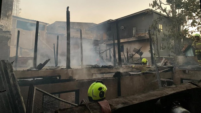 Kebakaran menghanguskan 10 rumah di Jalan Politeknik Makassar.