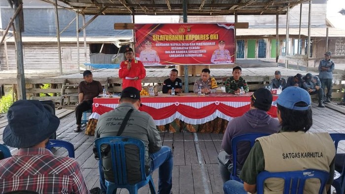 Kegiatan silaturahmi dan sosialisasi pencegahan karhutla di Balai Desa Sungai Pasir, OKI.