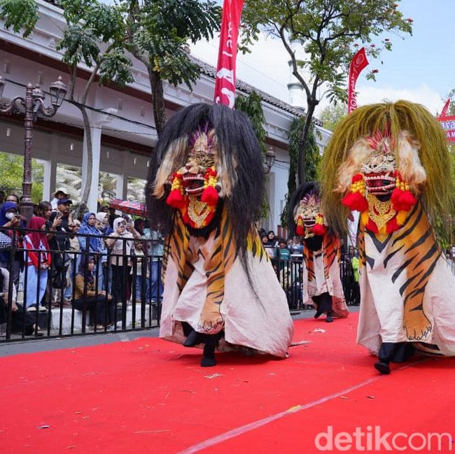 Kemeriahan Karnaval di Lamongan Semarakan HUT RI