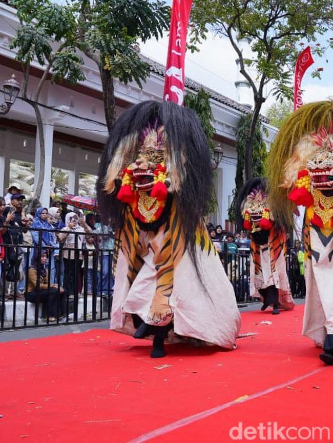 Kemeriahan Karnaval di Lamongan Semarakan HUT RI