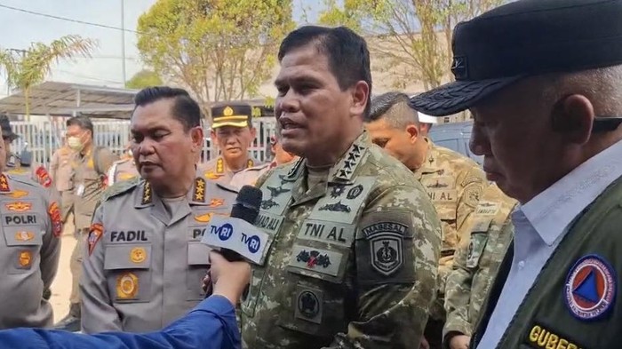 ScreenshotKepala Staf Angkatan Laut (KSAL), Laksamana TNI Dr Muhammad Ali didampingi Gubernur Kalsel, Muhidin pantau dampak karhutla. (Istimewa)
