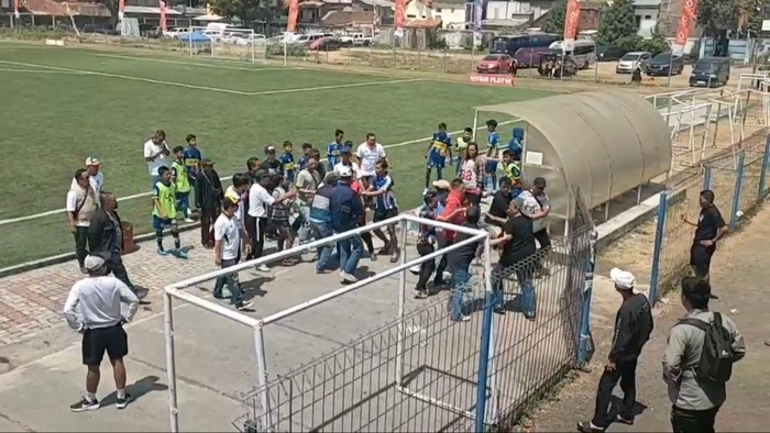 Keributan di akhir laga yang mempertemukan Banjar Patroman FA melawan Tasik Raya FC di Stadion Jayaraga, Tarogong Kidul, Garut, Sabtu 22 Agustus 2026