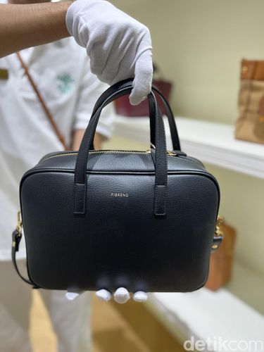 Koleksi tas Fibreno di Plaza Indonesia yang memadukan siluet minimalis, warna cerah, serta aksesori bag charm unik untuk mengekspresikan gaya personal. Koleksi tas Fibreno di Plaza Indonesia yang memadukan siluet minimalis, warna cerah, serta aksesori bag charm unik untuk mengekspresikan gaya personal.