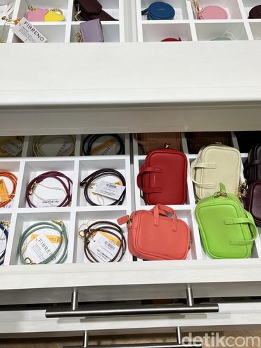 Koleksi tas Fibreno di Plaza Indonesia yang memadukan siluet minimalis, warna cerah, serta aksesori bag charm unik untuk mengekspresikan gaya personal. Koleksi tas Fibreno di Plaza Indonesia yang memadukan siluet minimalis, warna cerah, serta aksesori bag charm unik untuk mengekspresikan gaya personal.