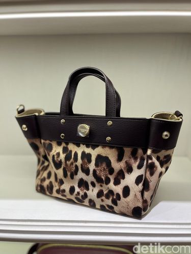 Koleksi tas Fibreno di Plaza Indonesia yang memadukan siluet minimalis, warna cerah, serta aksesori bag charm unik untuk mengekspresikan gaya personal. Koleksi tas Fibreno di Plaza Indonesia yang memadukan siluet minimalis, warna cerah, serta aksesori bag charm unik untuk mengekspresikan gaya personal.