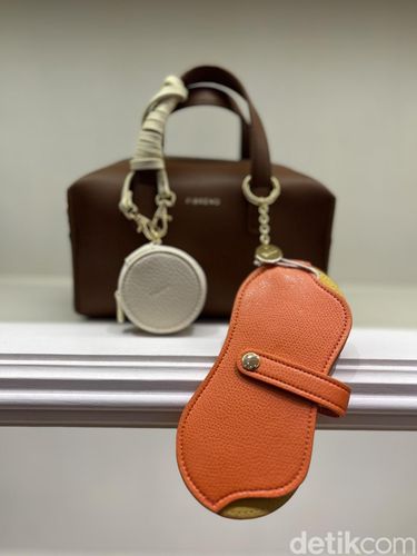 Koleksi tas Fibreno di Plaza Indonesia yang memadukan siluet minimalis, warna cerah, serta aksesori bag charm unik untuk mengekspresikan gaya personal. Koleksi tas Fibreno di Plaza Indonesia yang memadukan siluet minimalis, warna cerah, serta aksesori bag charm unik untuk mengekspresikan gaya personal.