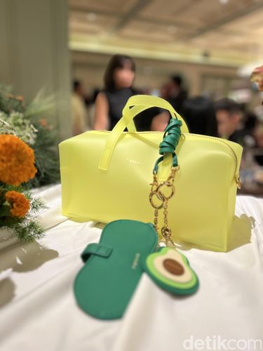 Koleksi tas Fibreno di Plaza Indonesia yang memadukan siluet minimalis, warna cerah, serta aksesori bag charm unik untuk mengekspresikan gaya personal. Koleksi tas Fibreno di Plaza Indonesia yang memadukan siluet minimalis, warna cerah, serta aksesori bag charm unik untuk mengekspresikan gaya personal.
